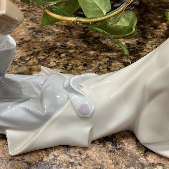 Llardo collectible large clown Well usually posing with a ball - Picture 5 of 10